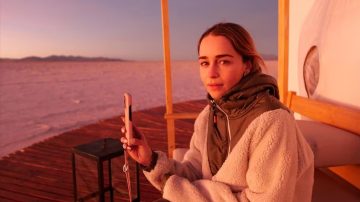 Mates con alfajorcitos de maicena y glamping en las salinas: Emilia Clarke, la actriz de Game of Thrones estuvo de vacaciones por Argentina