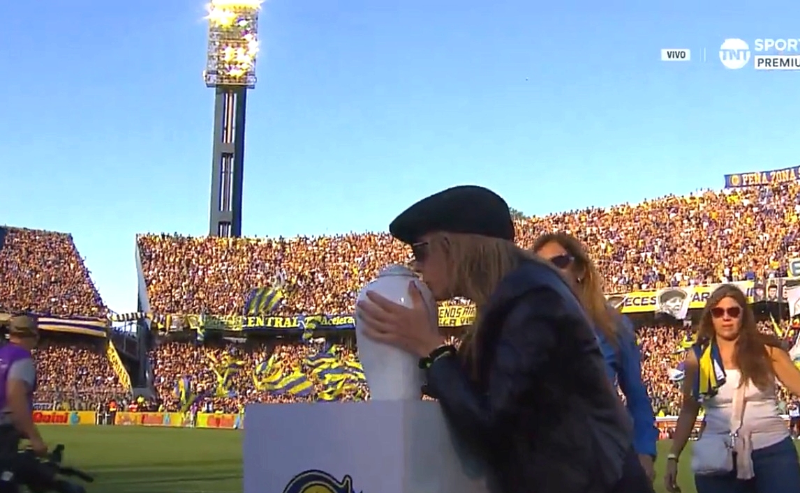Rosario Central homenajeó Miguel Russo: llevaron sus cenizas al Gigante de Arroyito