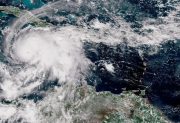 Alerta máxima en Jamaica por la llegada del huracán Melissa, que ya deja siete muertos en el Caribe
