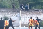 Video: un policía sacó el arma al ser rodeado por jugadores en pleno partido