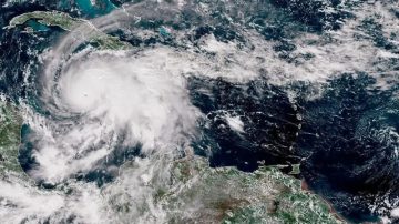 Alerta máxima en Jamaica por la llegada del huracán Melissa, que ya deja siete muertos en el Caribe