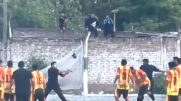 Video: un policía sacó el arma al ser rodeado por jugadores en pleno partido