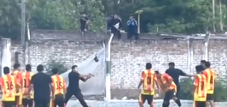 Video: un policía sacó el arma al ser rodeado por jugadores en pleno partido