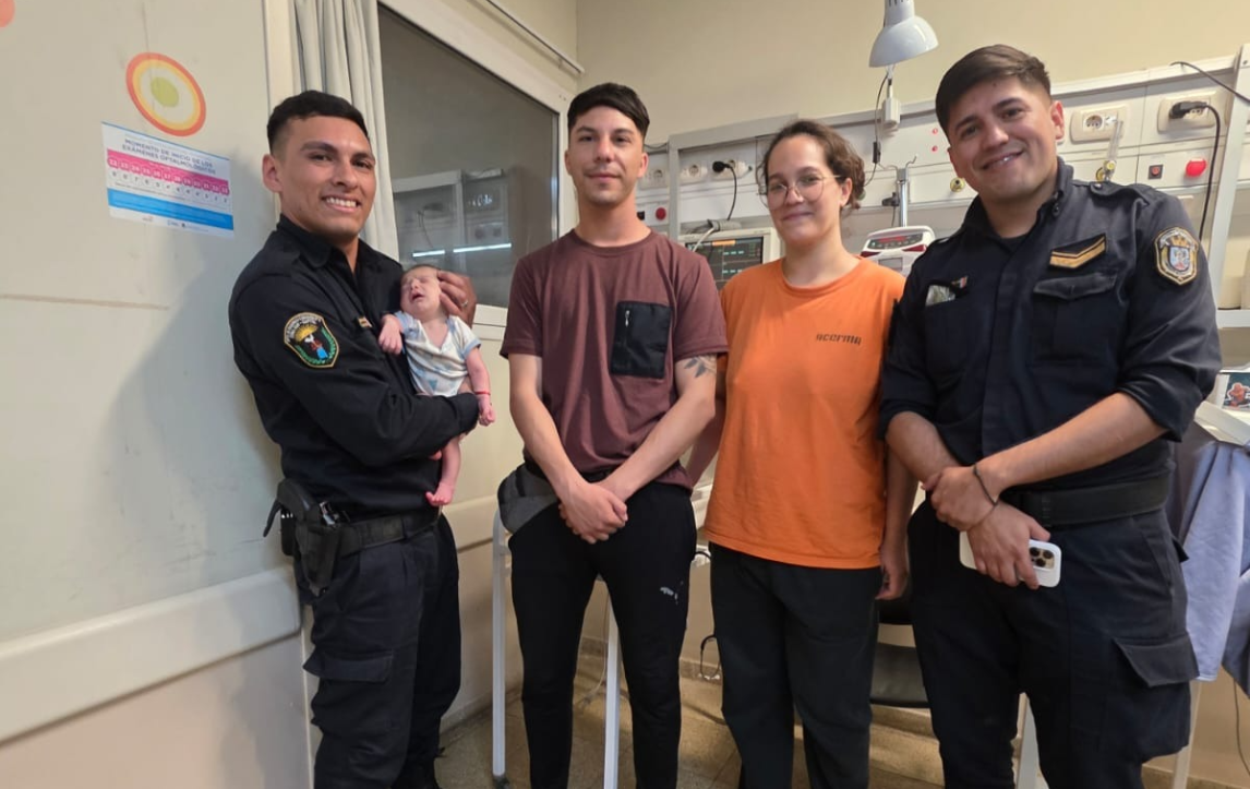 Policías salvaron la vida de un bebé que llegó morado en brazos de su madre a la comisaría