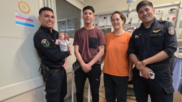 Policías salvaron la vida de un bebé que llegó morado en brazos de su madre a la comisaría