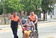 Efectivos de Alerta Banda y un gesto con una señora en silla de ruedas que se hizo viral