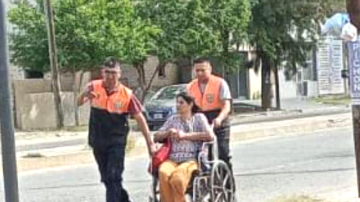 Efectivos de Alerta Banda y un gesto con una señora en silla de ruedas que se hizo viral