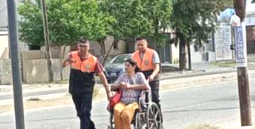 Efectivos de Alerta Banda y un gesto con una señora en silla de ruedas que se hizo viral
