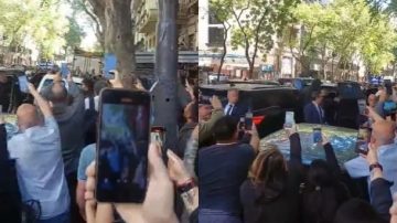 “Hijos de p…”: La ira de la gente explotó contra Javier y Karina Milei en pleno centro porteño