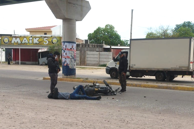 Violento derrape de un motociclista a metros del portón del club Sarmiento
