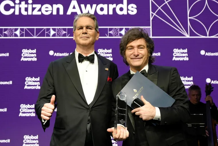Scott Bessent ratificó el swap de US$20 mil millones y anunció que ya compra pesos argentinos