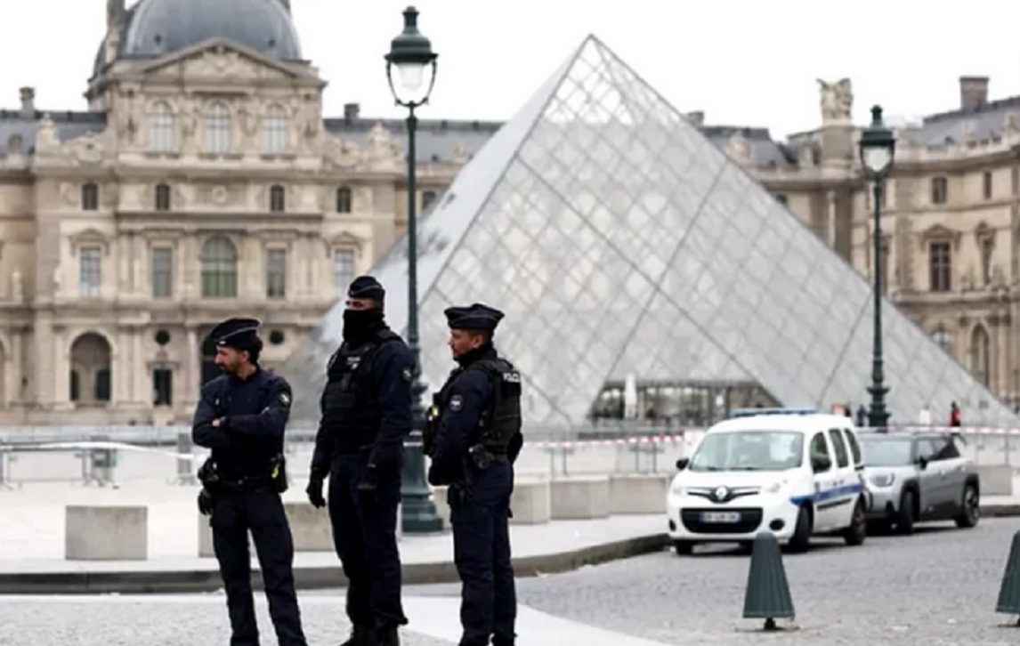 El VIDEO que muestra a los ladrones del Louvre huyendo del museo con las joyas de Napoleón