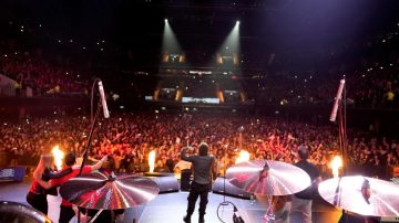 VIDEO: Milei prendió fuego el Movistar Arena con su libro, rock y mensajes contra Cristina Kirchner