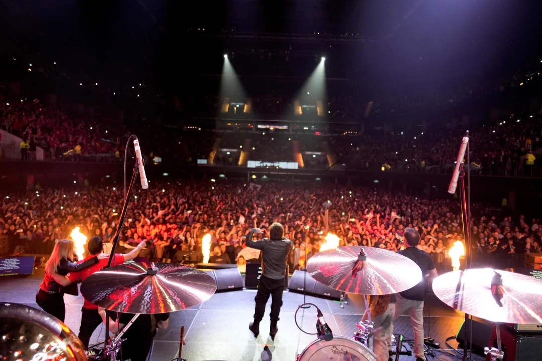 VIDEO: Milei prendió fuego el Movistar Arena con su libro, rock y mensajes contra Cristina Kirchner