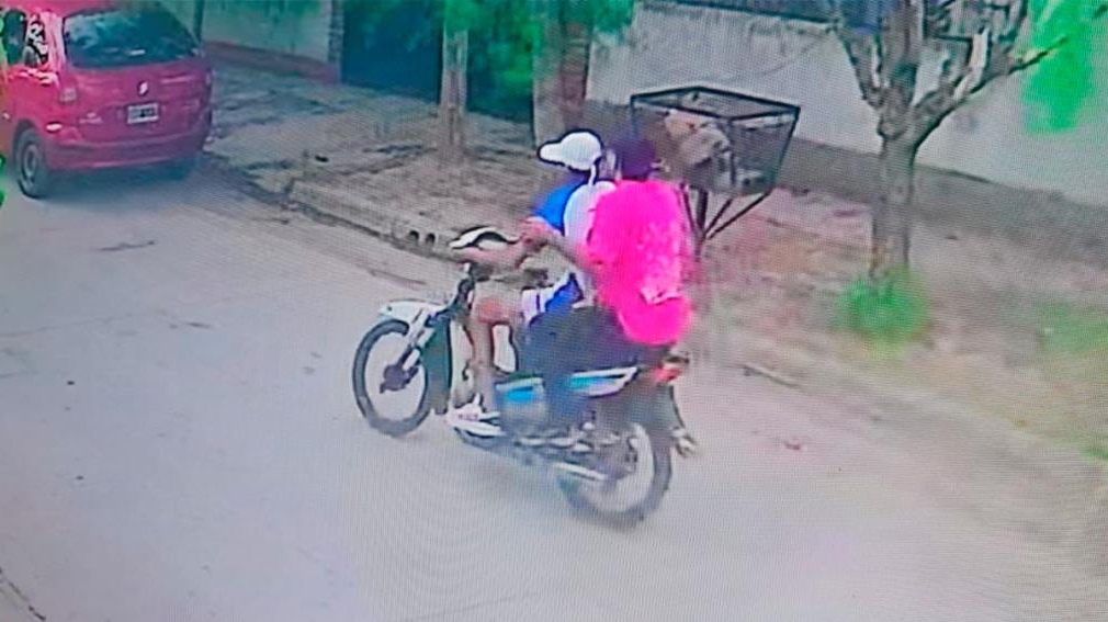 Motochorros asaltaron a una mujer que volvía de celebrar el Día de la Madre