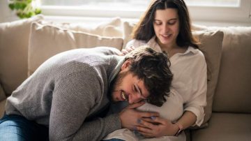 Cobra hasta $120.000 para ayudar a elegir nombres de bebés según su “vibra”