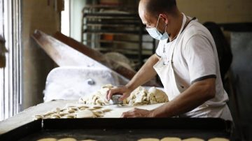 Por la preocupante situación económica, algunas panaderías reducen la jornada laboral de 8 a 6 horas