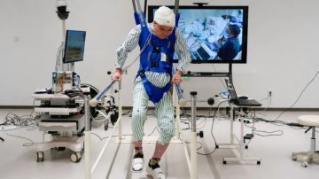 Revolución médica en China: Chips cerebrales devuelven movilidad a pacientes parapléjicos