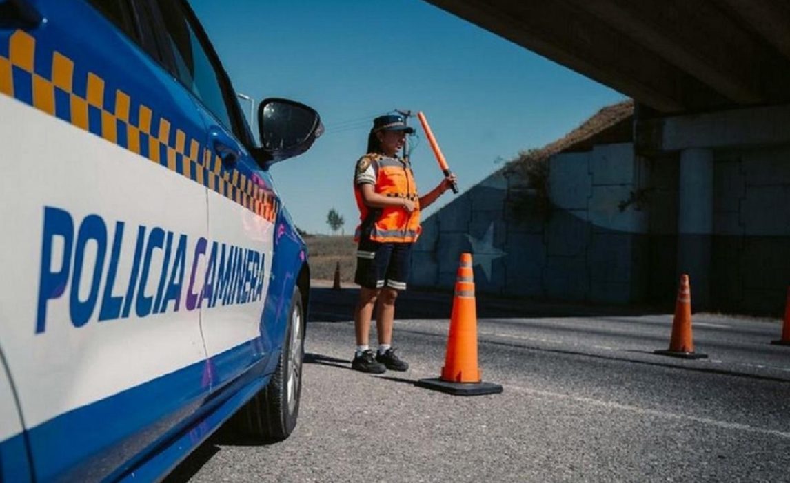 Los multaron por amamantar en el auto y estalló la polémica: ¿Quién tiene razón?