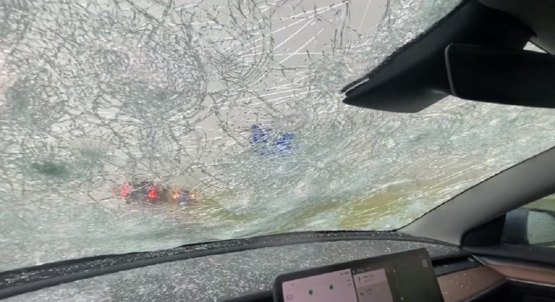 Barrio Aeropuerto: Joven cortó con su novia y en venganza ella le destrozó el auto