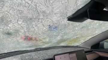 Barrio Aeropuerto: Joven cortó con su novia y en venganza ella le destrozó el auto