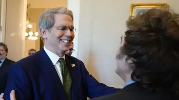 Scott Bessent afirmó que la “ayuda” a la Argentina no es un rescate: “Comprar barato y vender caro”