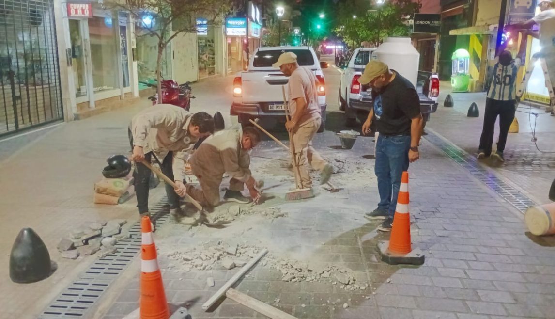 Municipales de Capital trabajan en horario nocturno para el mantenimiento de semipeatonales
