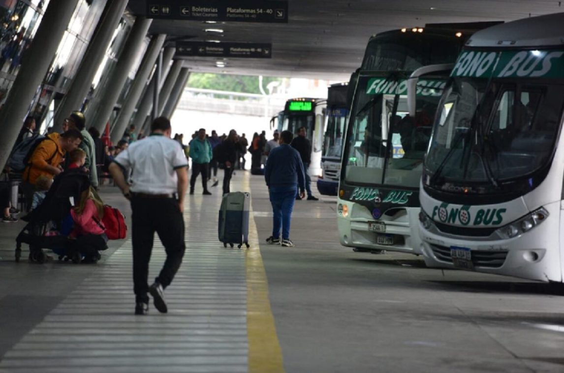 Hallazgo espeluznante: trabajadores de limpieza encontraron un feto dentro del baño de un colectivo
