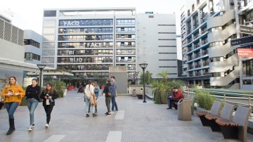 “Ni polleras, ni tops”: escándalo por el nuevo código de vestimenta en la UADE