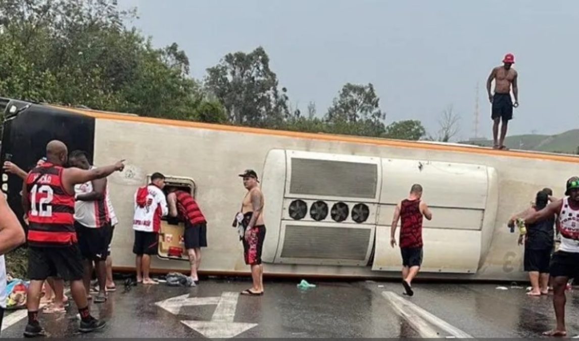 Pudo ser una tragedia: volcó un micro con hinchas de Flamengo que viajaban a ver el partido contra Racing