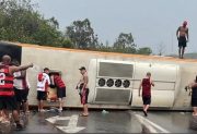 Pudo ser una tragedia: volcó un micro con hinchas de Flamengo que viajaban a ver el partido contra Racing