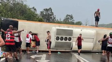 Pudo ser una tragedia: volcó un micro con hinchas de Flamengo que viajaban a ver el partido contra Racing