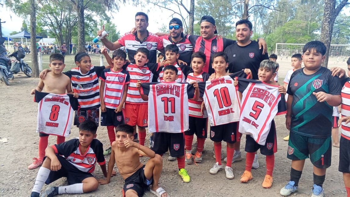 La Escuelita Chacarita del Sud brilló en Salta: la categoría 16 se consagró campeona de la Copa de Oro