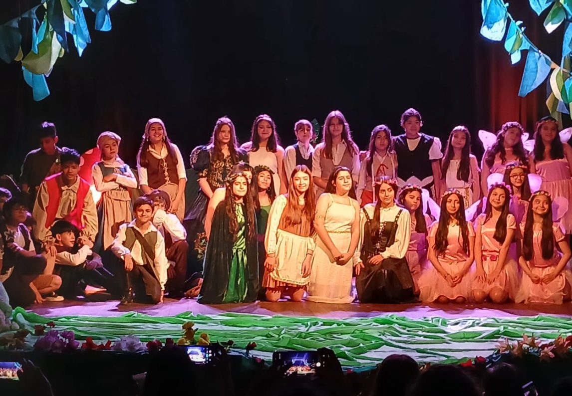 El Colegio Mater Dei brilló con su obra teatral anual en el Cine Teatro Renzi