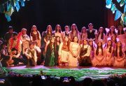 El Colegio Mater Dei brilló con su obra teatral anual en el Cine Teatro Renzi