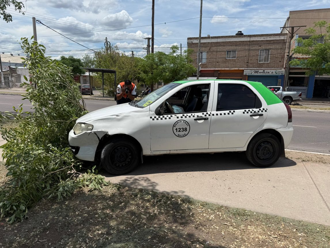 Aparatoso accidente en el barrio Almirante Brown dejó serios daños materiales