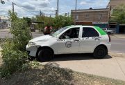Aparatoso accidente en el barrio Almirante Brown dejó serios daños materiales