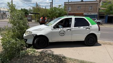 Aparatoso accidente en el barrio Almirante Brown dejó serios daños materiales
