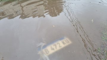 Lo que el agua no se llevó: en medio de las calles anegadas de La Banda emergen las patentes