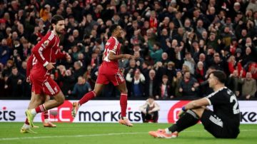 Un error del Dibu Martínez le da aire a Liverpool en la Premier League