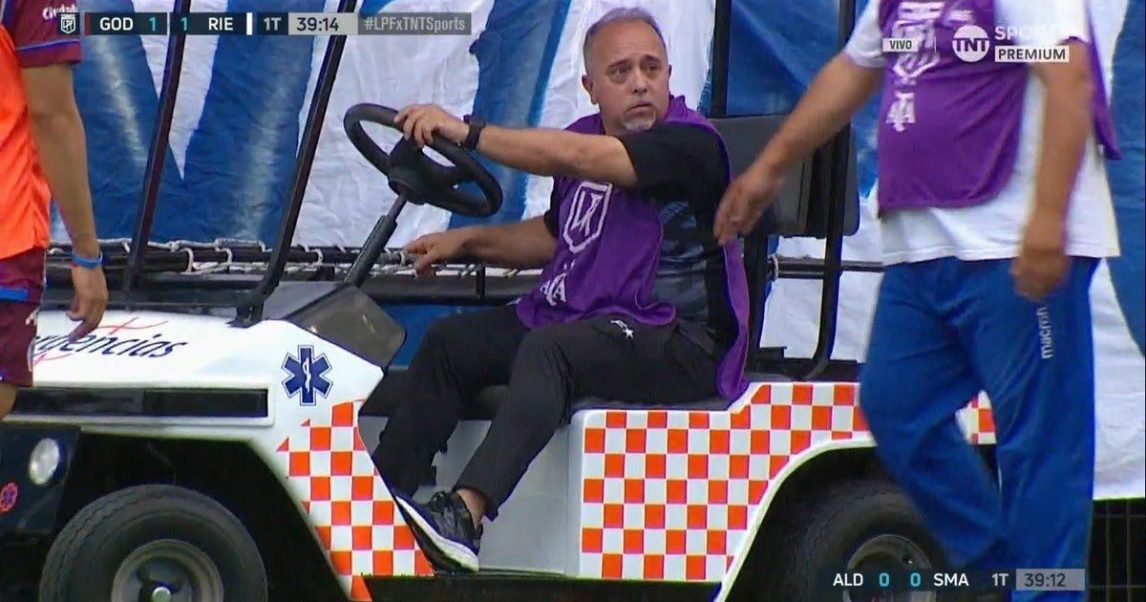 Insólito en Mendoza: Facundo Tello expulsó al conductor del carrito médico en Godoy Cruz–Riestra