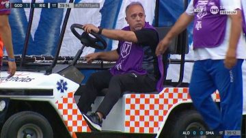 Insólito en Mendoza: Facundo Tello expulsó al conductor del carrito médico en Godoy Cruz–Riestra