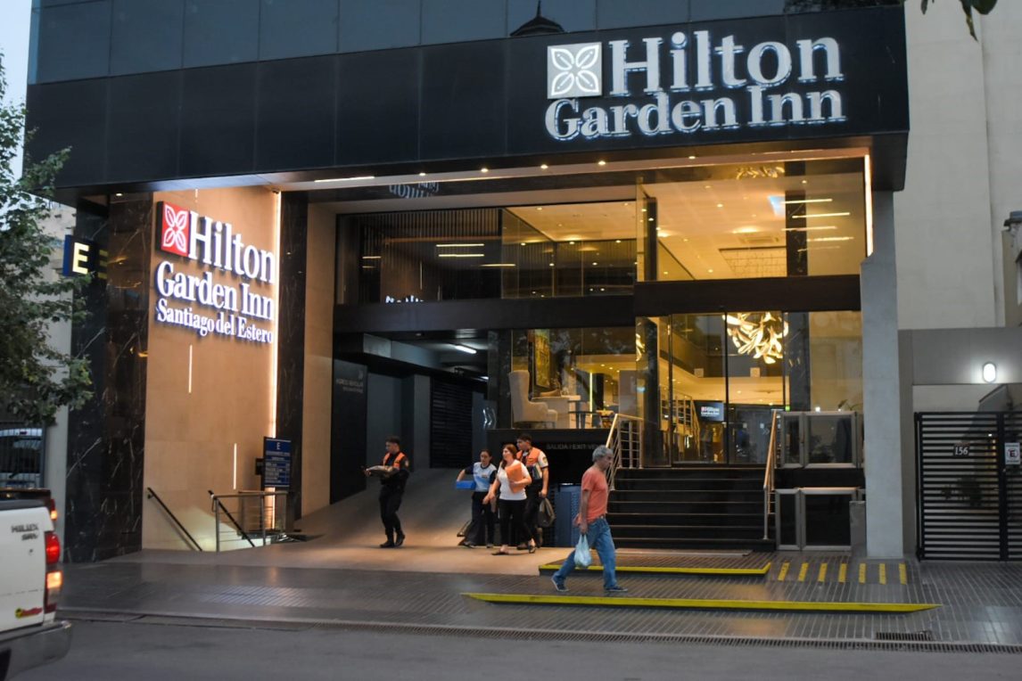 Sospechoso movimiento en un hotel céntrico terminó con cinco detenidos por estafa