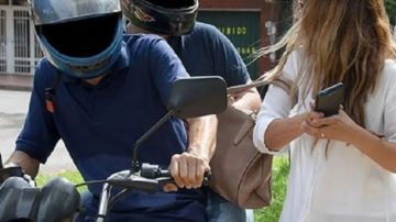 Arrebato en el barrio John Kennedy: le robaron el celular mientras circulaba en moto
