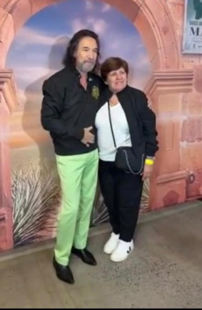 La mamá de Riquelme cumplió su sueño y conoció a Marco Antonio Solís en Buenos Aires