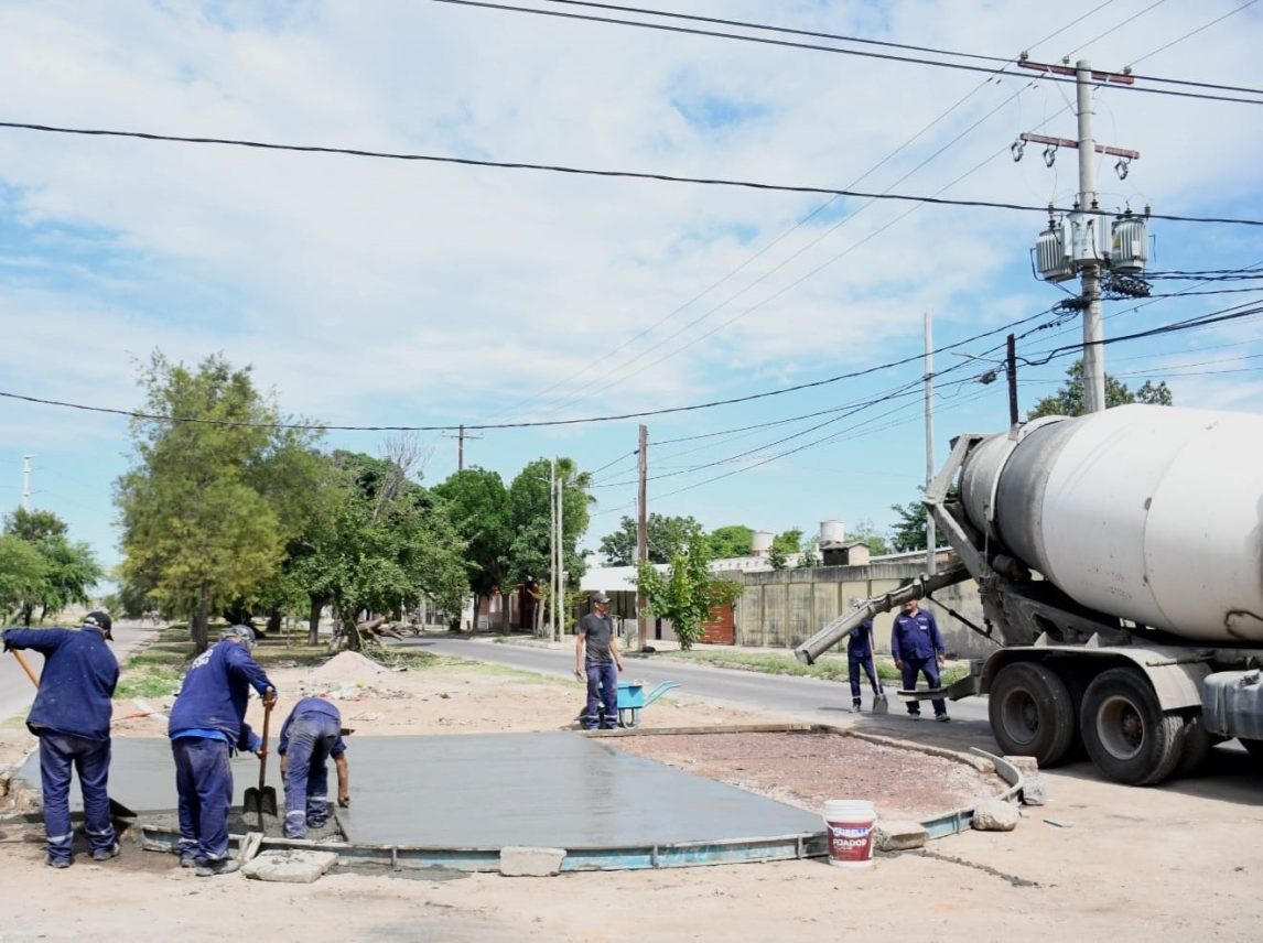 Obras Públicas de la Capital construyó 42 punteras de hormigón en platabandas  del barrio Ejército Argentino
