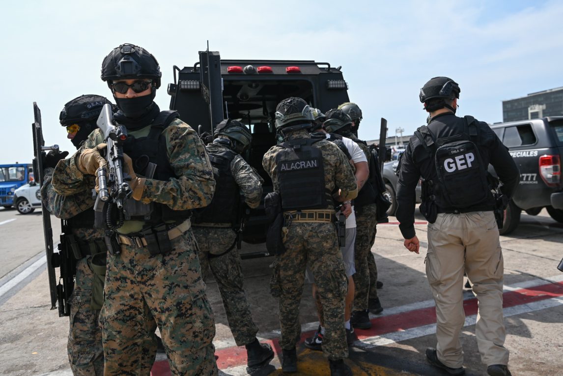 Trasladaron con fuerte operativo a un detenido ligado a nueve toneladas de marihuana