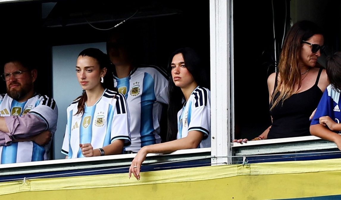 Dua Lipa dijo presente en el Superclásico