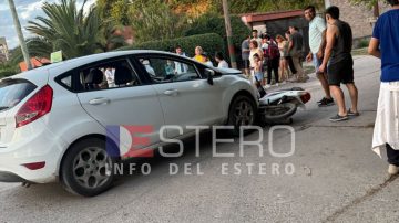 Choque entre un auto y una moto dejó un herido en La Banda