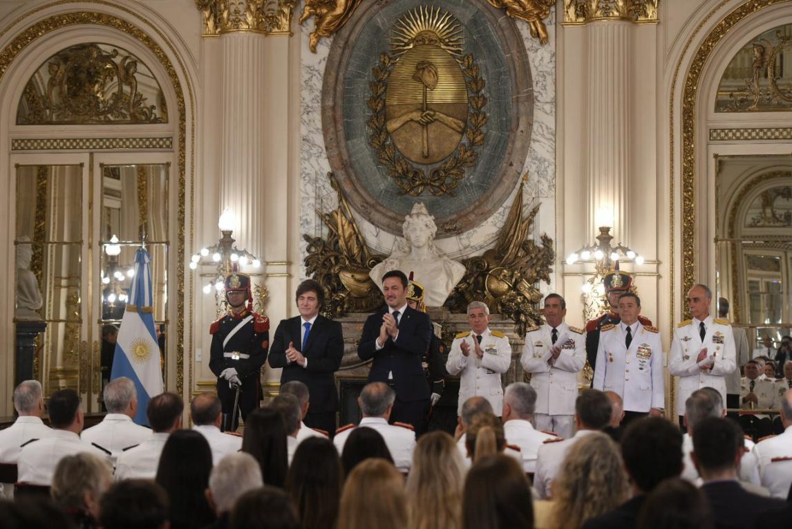 El Presidente encabezó la entrega de sables y diplomas a oficiales de las Fuerzas Armadas